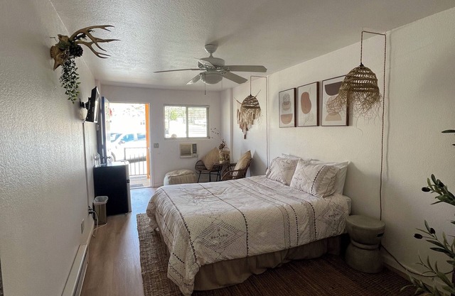 Motel Room 9: Adventurous Getaway Resort with Expansive Desert Trails & Views