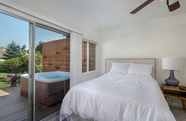 Mother in Law Suite with Private Hot Tub-Downtown