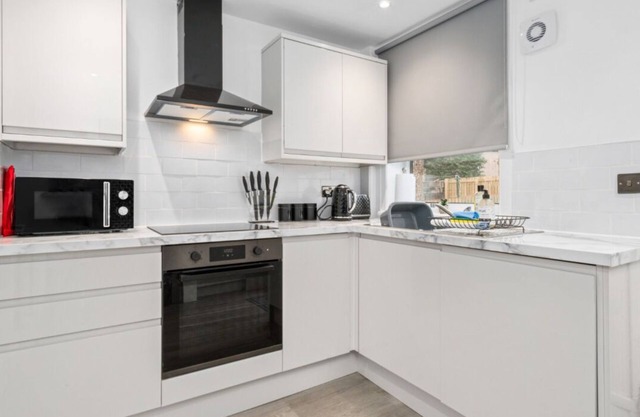 Motherwell 2 Bed Sleeps 4 - MODERN