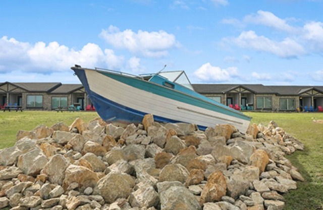 MotorBoat Inn Suite 12