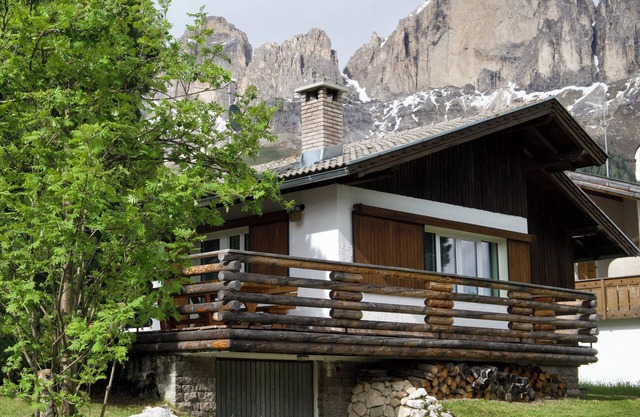 Refugio de montaña en Karersee con una vista despejada del Latemar