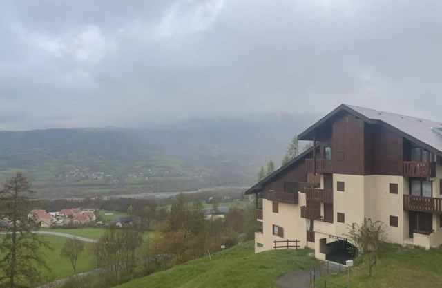 Mountain studio 20m