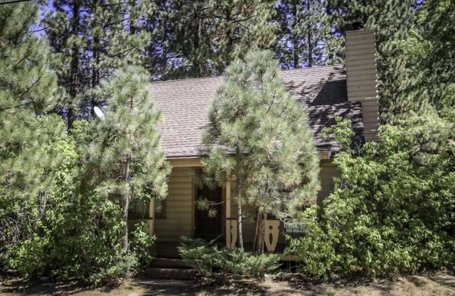 Mountain Air 3 Bedroom Cabin by RedAwning