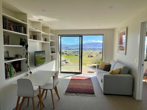 Mountain and river view retreat