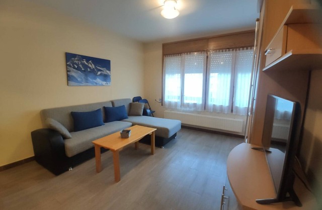 Apartamento de montaña en Jaca con piscina, parking, para 6 personas