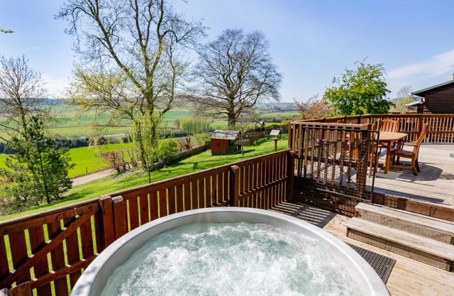 Mountain Ash Lodge with Hot Tub