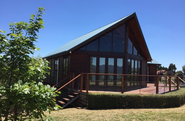 Mountain Bay Log Home - Views of Lake Eildon