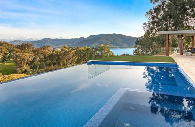 Mountain Bay Retreat near Goughs Bay Sleeps 10