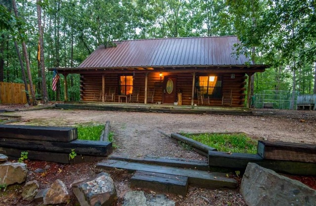 Mountain Bear Lodge Includes Roku TV, Wifi, Hot Tub, and BBQ by Redawning