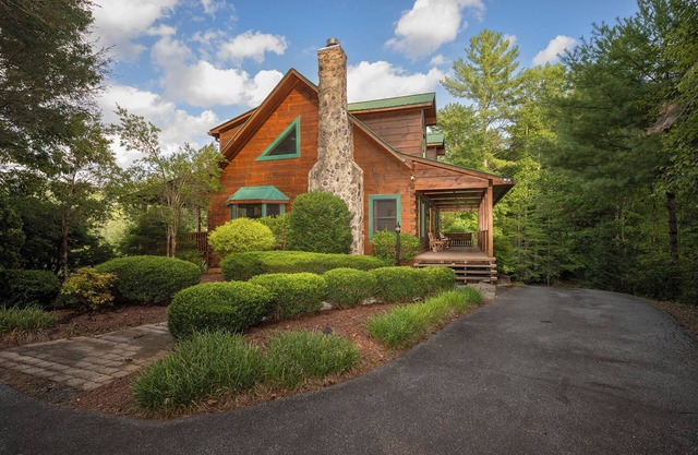 Mountain Cabin, Great Decks, WiFi, Pool Table, Ping Pong Table, & Foosball