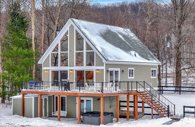 Mountain Cabin overlooking Boyne near Nubs W/ Hot Tub