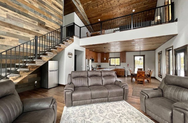 Mountain Cabin Near Yellowstone/National Forest/UTV Trails with Private Hot Tub