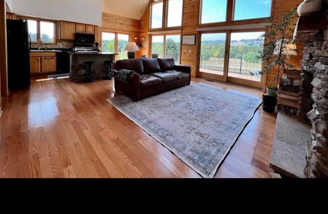 Mountain Cabin overlooking Boyne near Nubs W/ Hot Tub