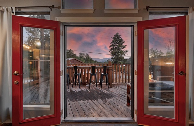 Mountain cabin with hot tub, WiFi, views, sleeps 6, 2 full bathrooms, 2 decks