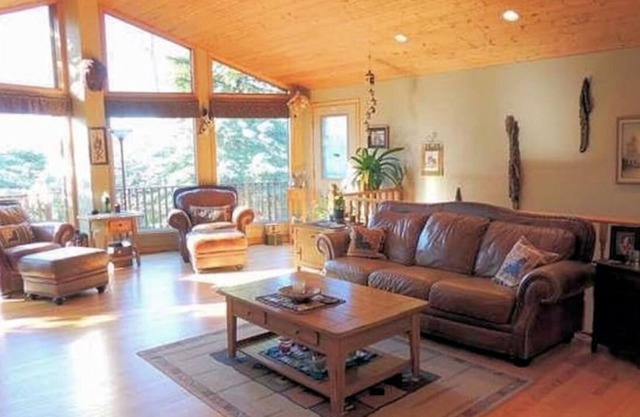 Mountain Chalet | PRIVATE Pool & Hot Tub | 2-min DRIVE to Jasper National Park