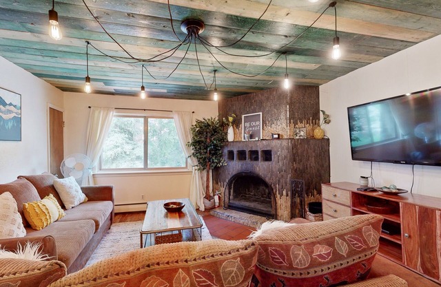 Mountain condo with fireplace - short drive to Arroyo Seco & Taos Ski Valley