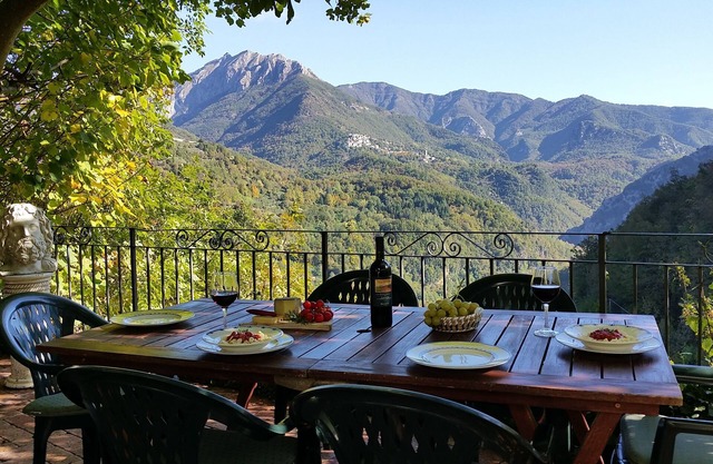Cabaña de montaña con excelentes vistas en pueblo amigable con restaurante.