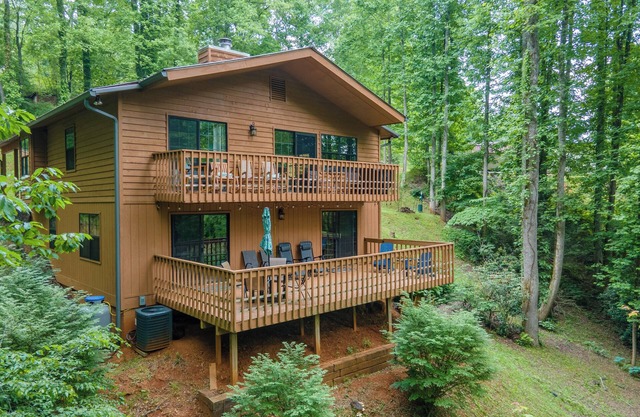 Mountain Creek Escape - 2 Living Rooms, Decks, Fire Pit!