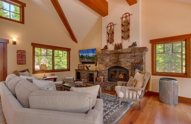 Mountain Escape at North Shore - Upscale 4BR Easy Walk to Lake & Private Hot Tub!