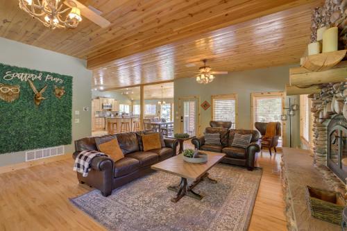 Mountain Escape Scattered Pines Cabin with Deck!