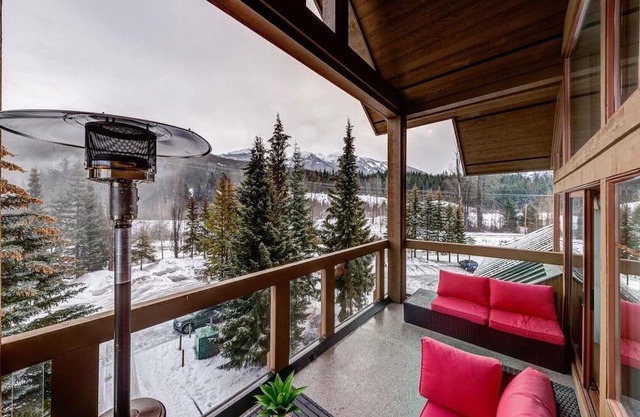 Mountain get-away. Beautiful views. Free parking. Minutes to village.