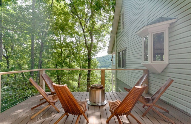 Mountain Getaway~Hot Tub~Fire Pit~Lake Glenville ~Fully Equipped Kitchen