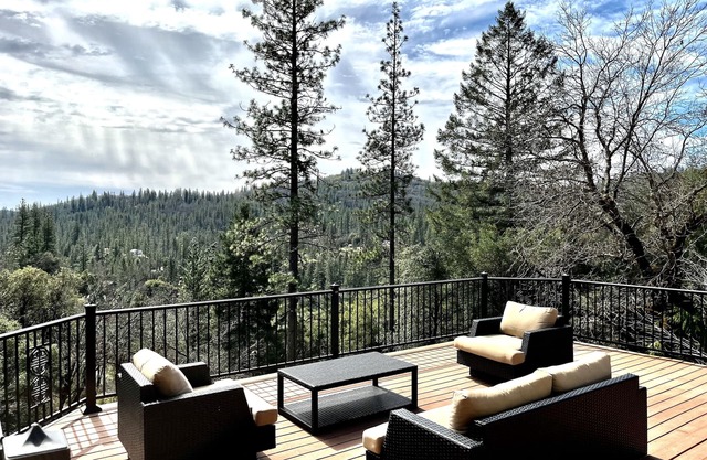 Mountain Getaway, just 6 miles away from town!