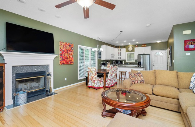 Mountain Harbor Resort Condo 2Bed 2Bath. Large Screen Deck. Pool 2-minute walk