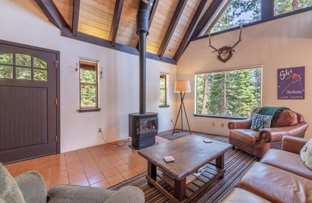 Mountain Haven- A-Frame Home Close to North Star and Palisades Tahoe