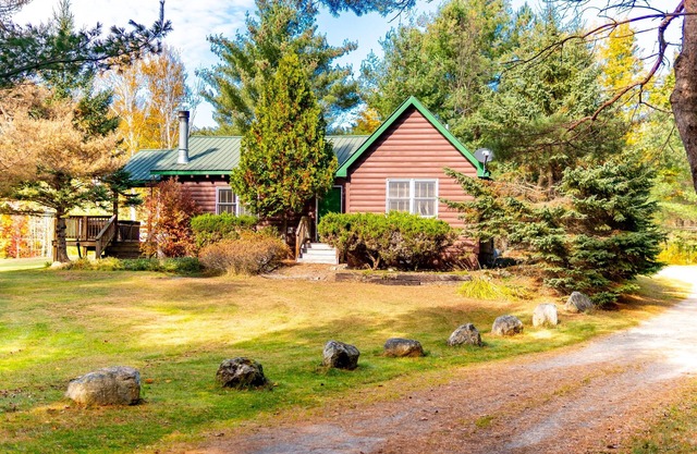 Esther Mountain Chalet: Lujo, Jacuzzi, Se admiten perros, 1. 9 millas de Whiteface, Vistas a la montaña, capacidad para 10 personas, sauna y chimenea