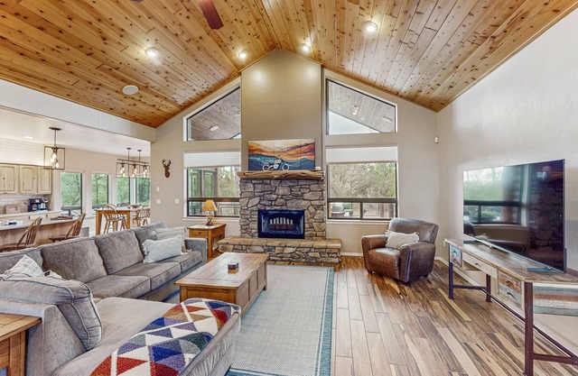 Mountain home w/ deck, bbq grill, yard - close to lake, golf, trails, & town