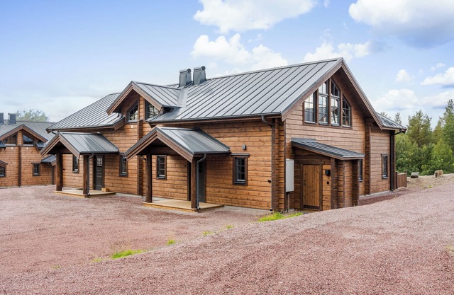 Mountain house with 4 bedrooms, sauna, fireplace and large living areas