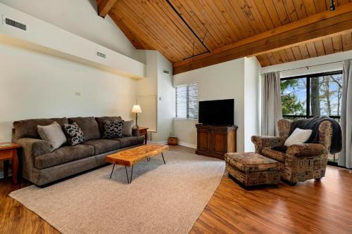 Mountain Inn Lodge 77 with Wintergreen Advantage