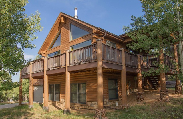 Mountain Lodge. Large kitchen hot tub, fire pit.