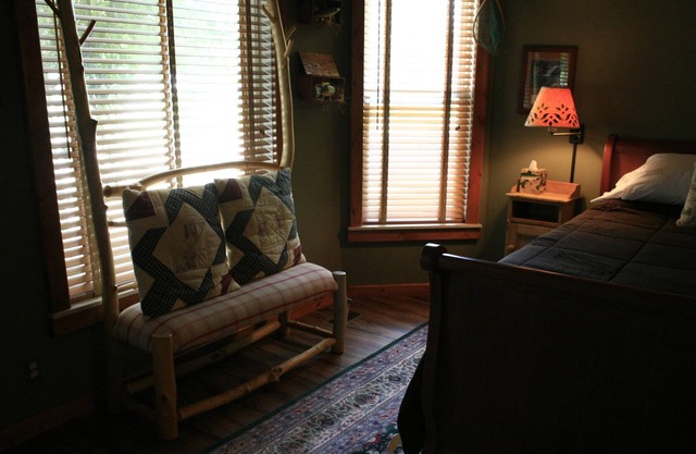 Mountain Lodge-Standard-Queen-Private Bathroom ( no pet )