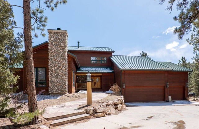 Mountain Lodge with sauna-350acres. 5 minutes from fishing, kayaking, boating