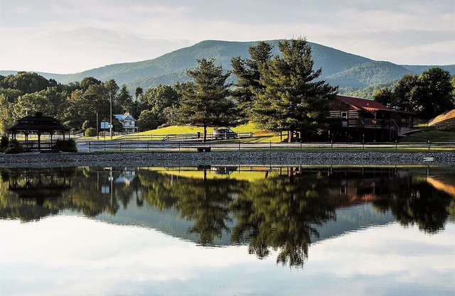 El precio incluye hasta 4 adultos y 4 niños Bañera de hidromasaje Vista a la montaña cerca de Luray VA