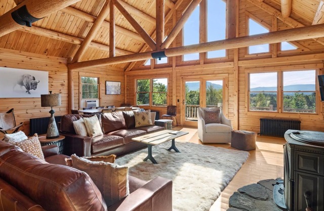 Mountain Majesty: Timber Lodge with Stunning Views