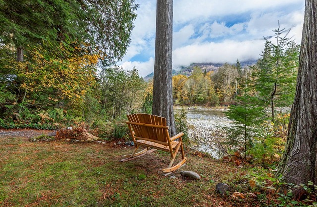 Mountain Memories - river access, pet friendly w/ hot tub
