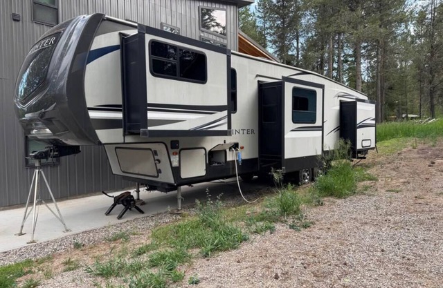 Mountain-Modern Fifth Wheel Near Yellowstone