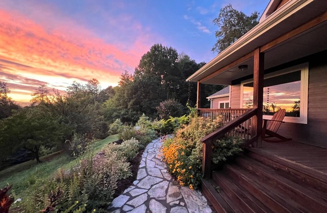 Mountain Over Main Street | 5 Min. to Downtown Weaverville, Fire Pit & Views!