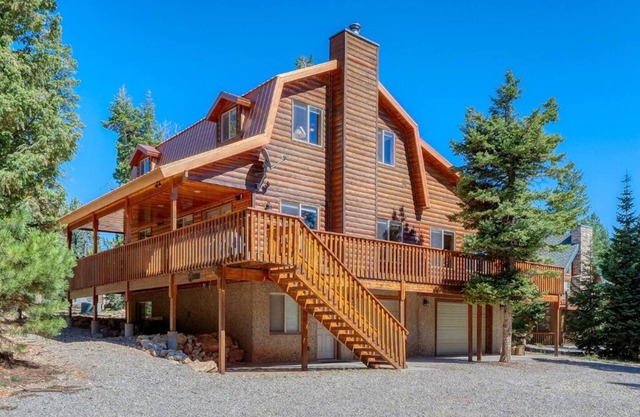 Mountain retreat in Duck Creek. Prime location.