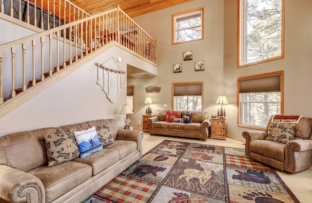 10 Mi to Dtwn Flagstaff: Serene Cabin w/ Decks