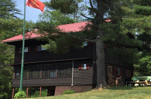 Retiro de montaña en el lago privado 'Alderbrook Lodge' - Tarifa especial para agosto!
