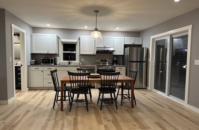 Mountain Retreat-Scenic Views-Charming 3-bedroom House-WiFi, AC, Family Room