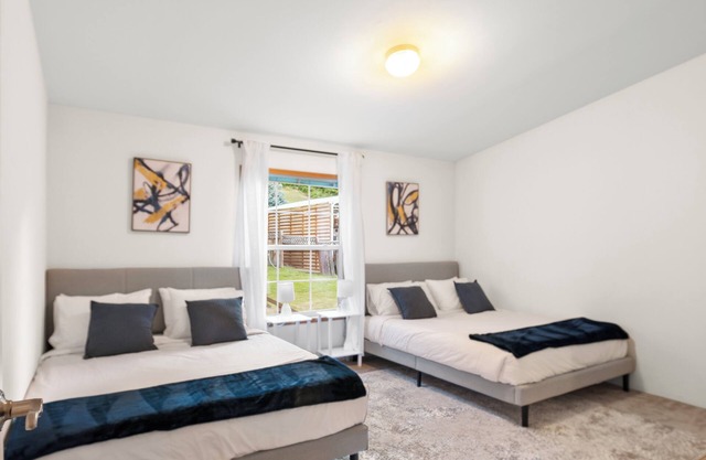 Family-Friendly, Sleeps 11 + Free Shuttle to DWNTN