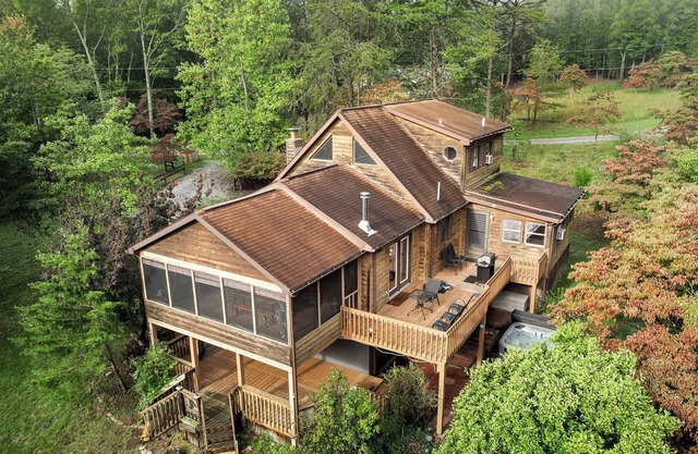 Mountain Retreat w/HotTub, Spacious Deck & FirePit