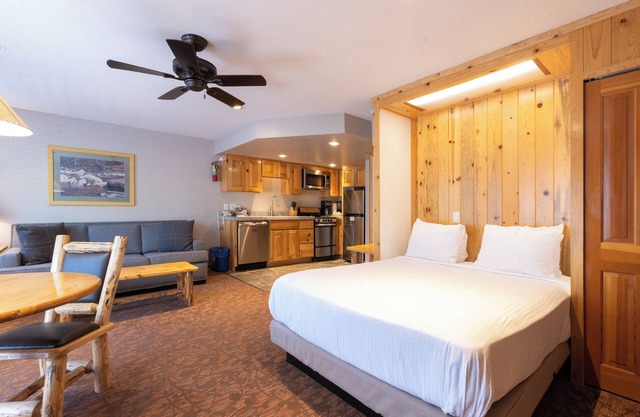 Mountain Retreat! Full Kitchen, Outdoor Spa Tub, Free Parking!