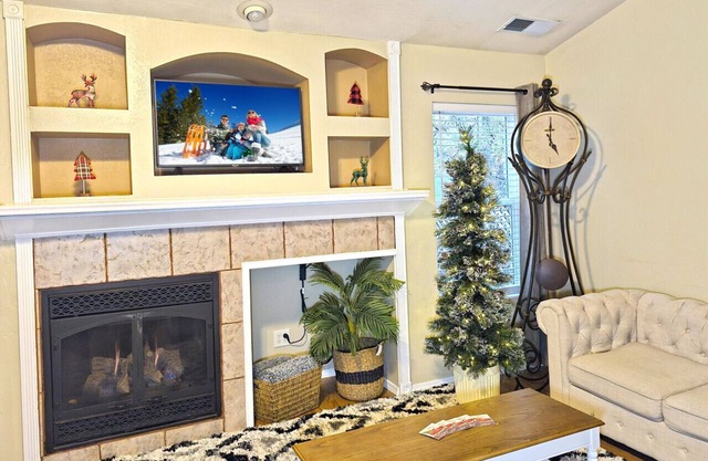 Mountain Retreat w/ Foosball/Game Table + Fireplace!
