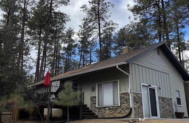Mountain retreat with close proximity to lake and town square